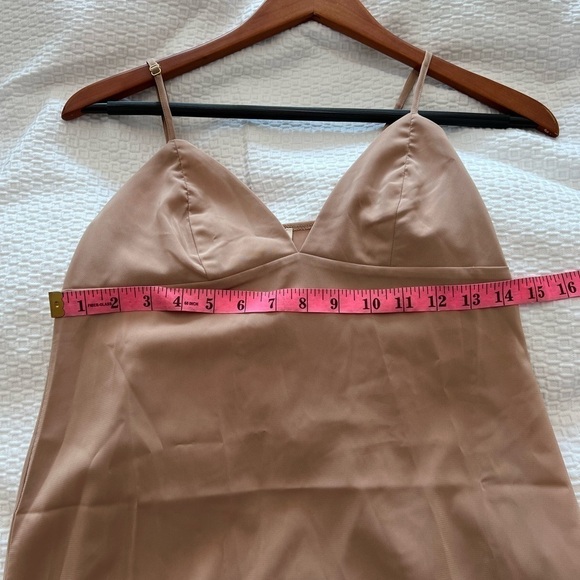 for the LOVE And Lemons SHORT DEEP V-NECK SLIP Lining - Picture 9 of 11